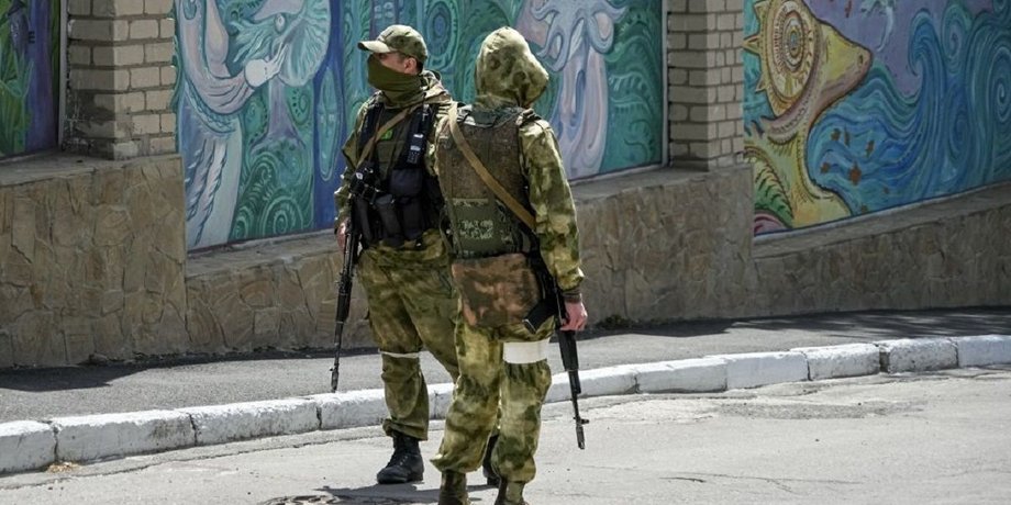 ВС РФ, российские военные, улица, оружие, забор