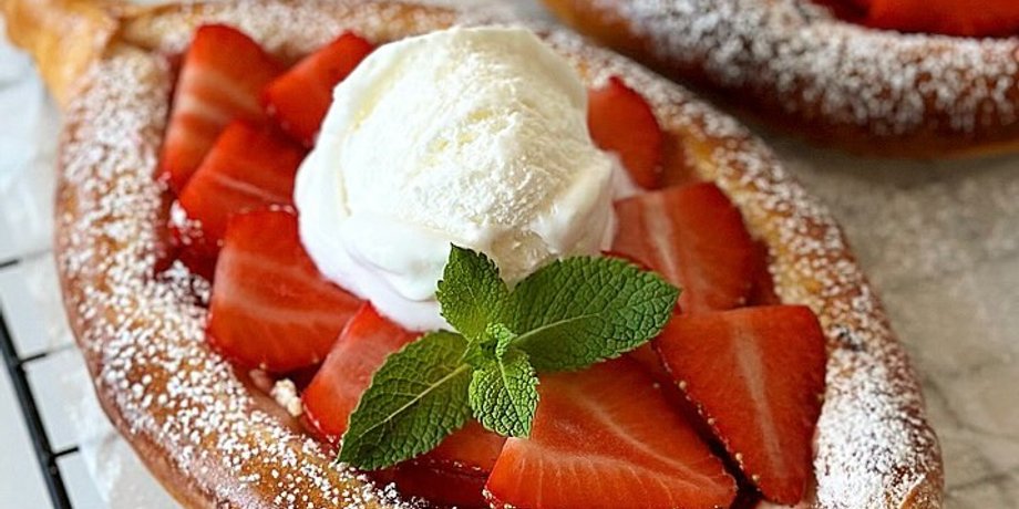 хачапури с клубникой, выпечка, десерт