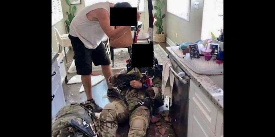 падение бойца с парашютом