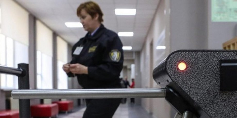 Охрана детей в школе, турникет в школе