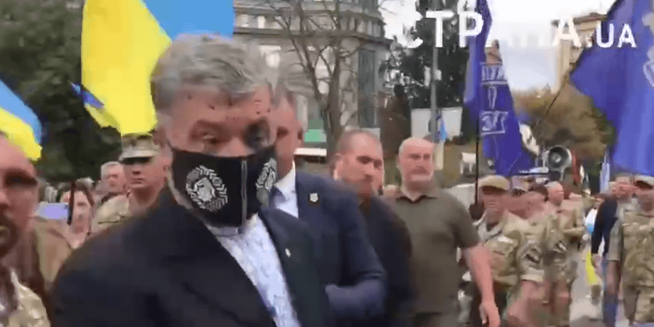 Порошенко облили зеленкою