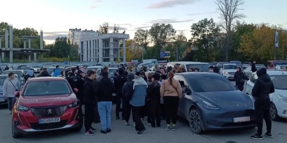 Масова бійка людей з військовими у Тернополі