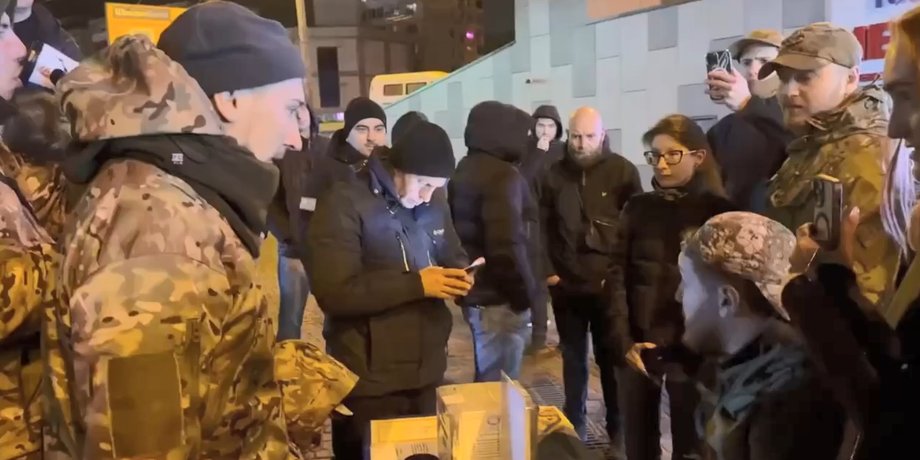 Конфликт в Киеве, Киев волонтеры скандал, Киев псевдоволонтеры, псевдоволонтеры полиция киев