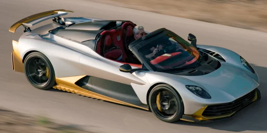 Серебристый родстер Aston Martin Valhalla Spider