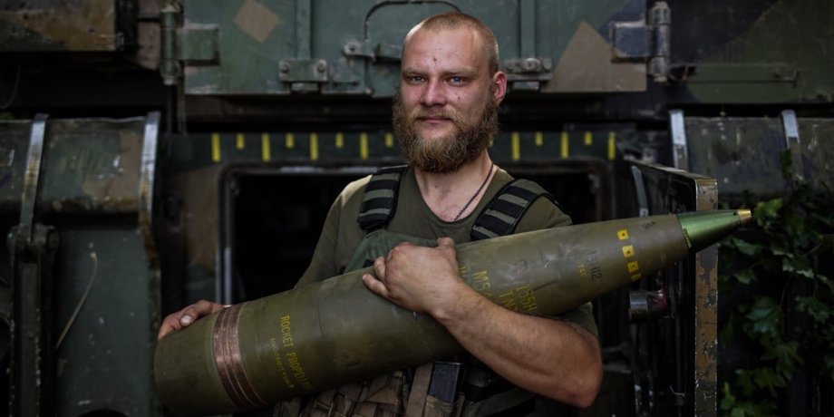 боец со снарядом, артиллерийский снаряд, викинг, поставки оружия в Украину