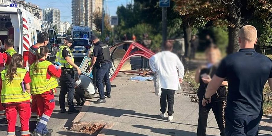 ДТП у Києві на зупинці