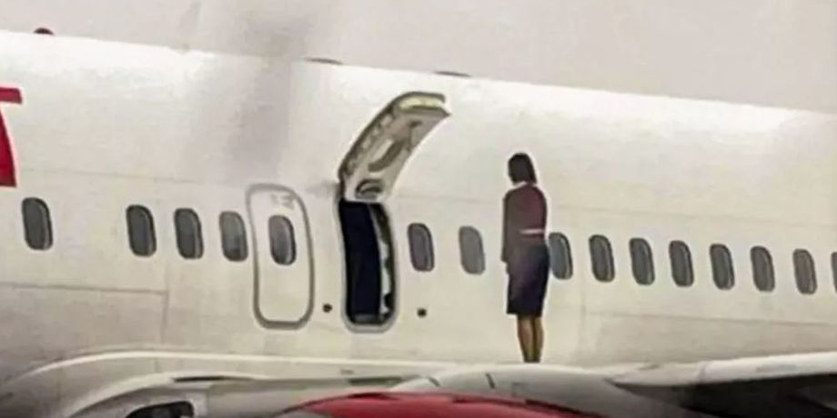 Стюардесса вышла на крыло самолета, чтобы сделать красивый снимок, авиакомпания теперь проводит расследование, курьезы