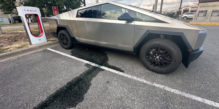Поломка Tesla Cybertruck, Tesla Cybertruck, пикап Tesla Cybertruck, электромобиль Tesla