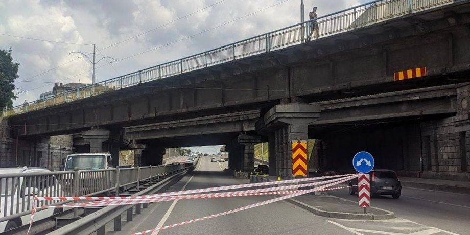 берестейский путепровод, авария, бетон упал на машину