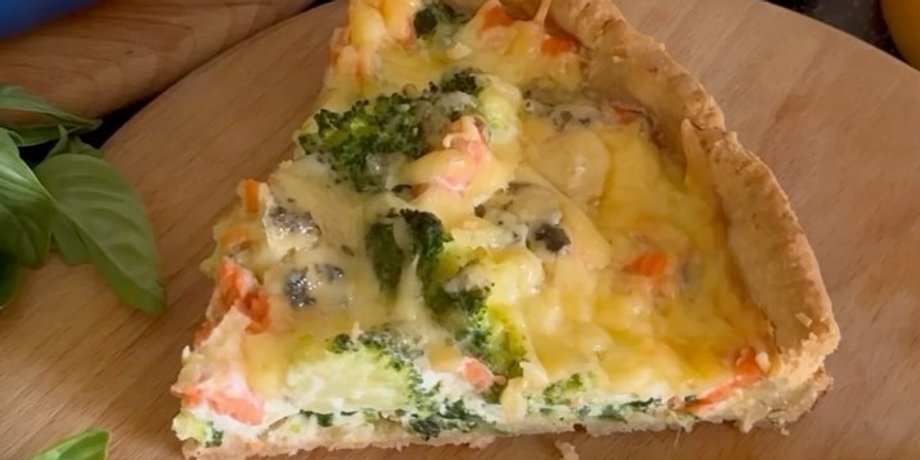 киш со шпинатом, брокколи, красной рыбой и двумя сырами