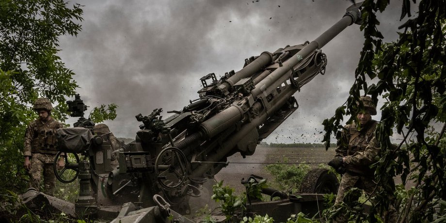 Украинские военные и гаубица М777,  гаубица М777, М777,
