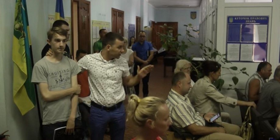 Депутат поднял руку на ребенка-активиста / Скриншот
