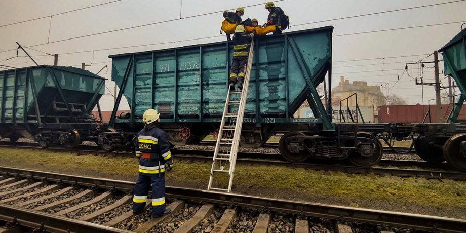 вагон поезда, удар током поезд, удар током