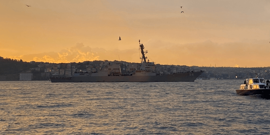 Корабль USS Nitze подошел к Черному морю