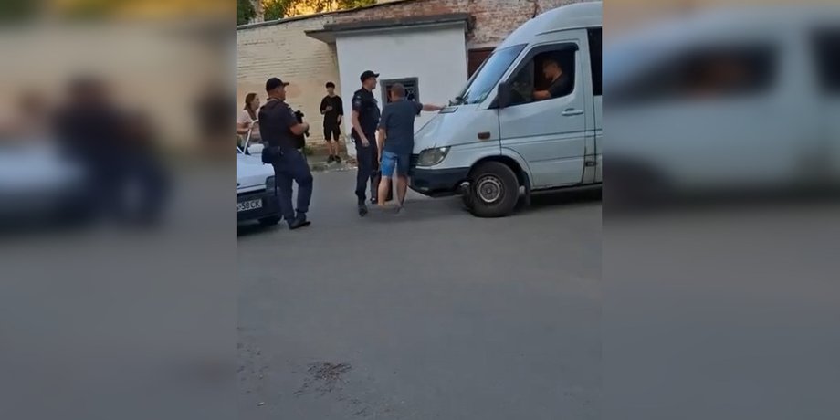 У мережі з'явилось відео з атакою полтавців на бус ТЦК, а Полтавський військкомат повідомив, що через сутичку мобілізовані пішли в СЗЧ