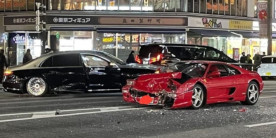 Дтп феррари майбах, Ferrari F355, Mercedes-Maybach, Mercedes-Maybach S580, разбитый Ferrari