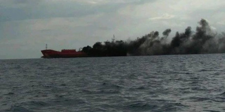 Фото: Пожар на танкере Athlos / philenews.com