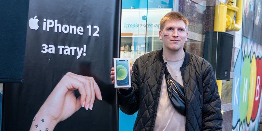 Киев, iPhone, татуировка, татуировка на лице, тату в обмен на iPhone