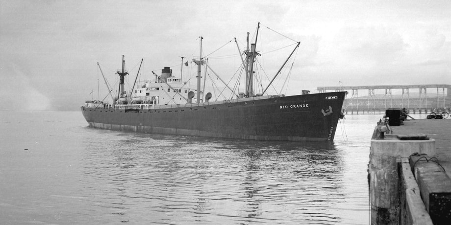 Корабль Rio Grande, судно, военные корабль, резина, каучук, клад, находка, выбросило на берег,