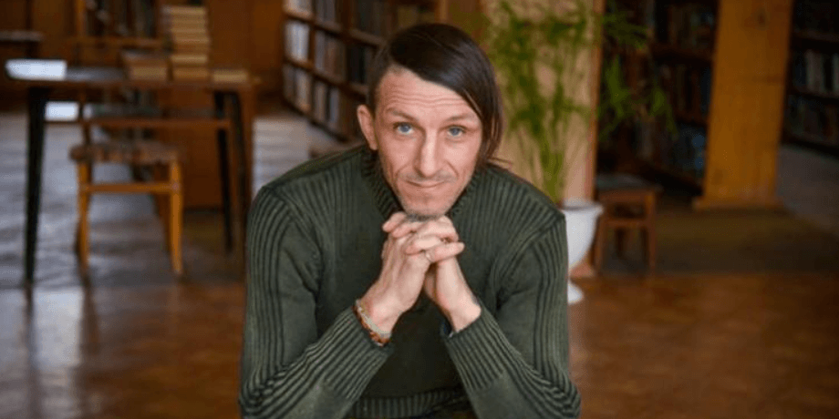 Владимир Вакуленко, стулья, книги, вазон