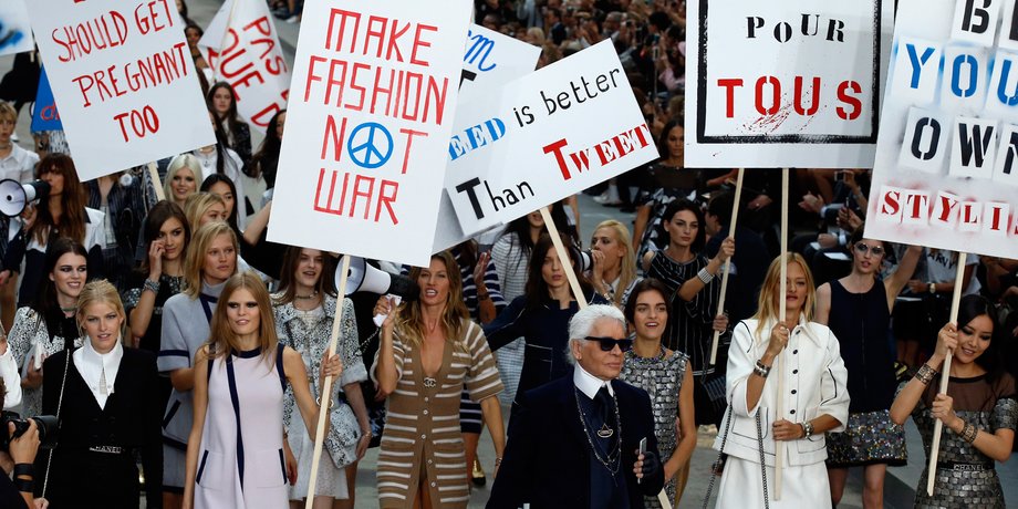 Показ Chanel на неделе моды в Париже превратился в демонстрацию гламурных борцов за права женщин / Фото: АР