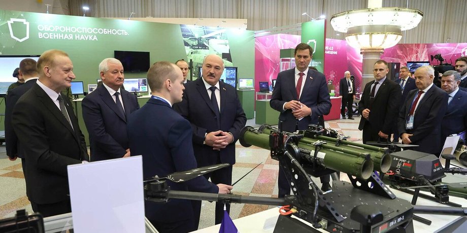 Александр Лукашенко на выставке в Минске
