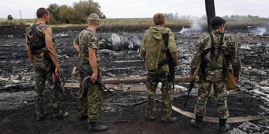Боевики на месте падения "Боинга" / NTB, Scanpix