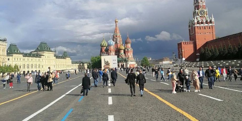 Сине-желтая дорожная разметка. Красная площадь, военный парад