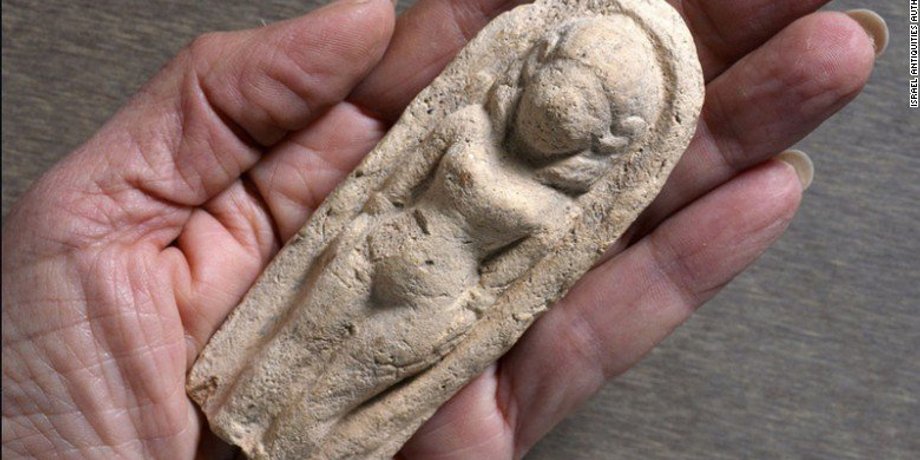 Статуэтка, найденная мальчиком / Фото: Clara Amit / Israel Antiquities Authority