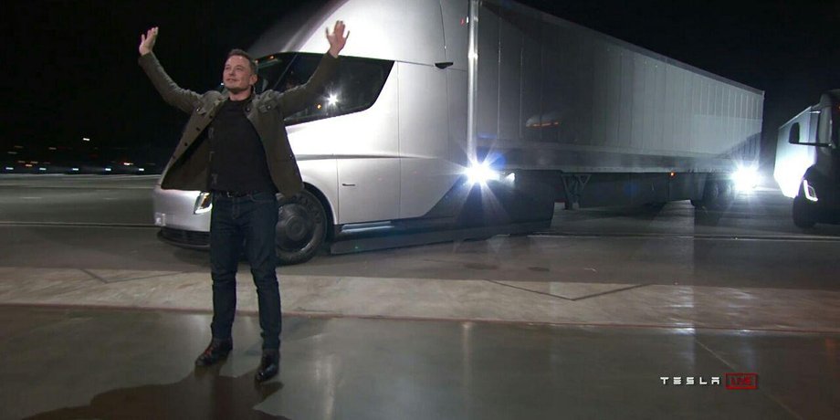 Илон Маск и электрогрузовик Tesla Semi. Фото: Tesla