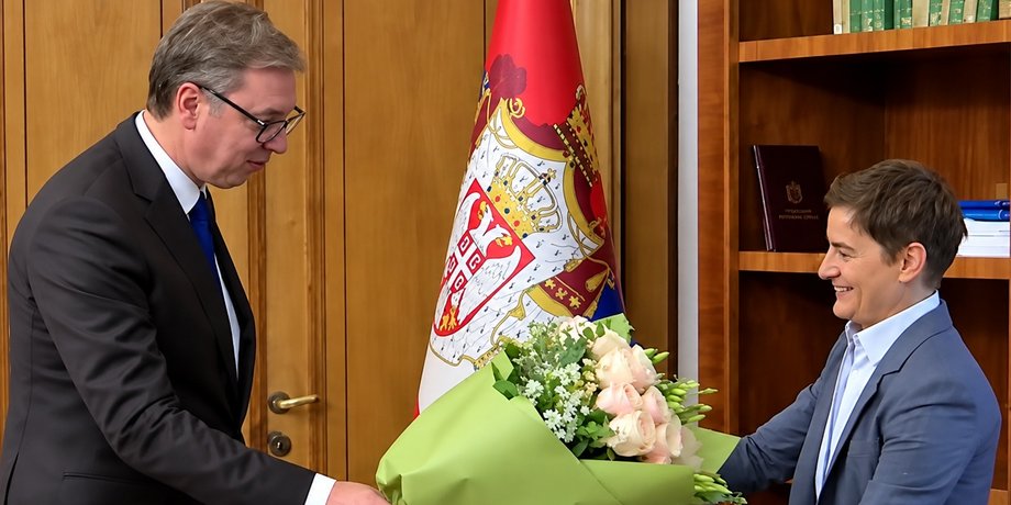 Александар Вучич передає Ані Брнабич президентські повноваження після своєї відставки з посади президента Сербії