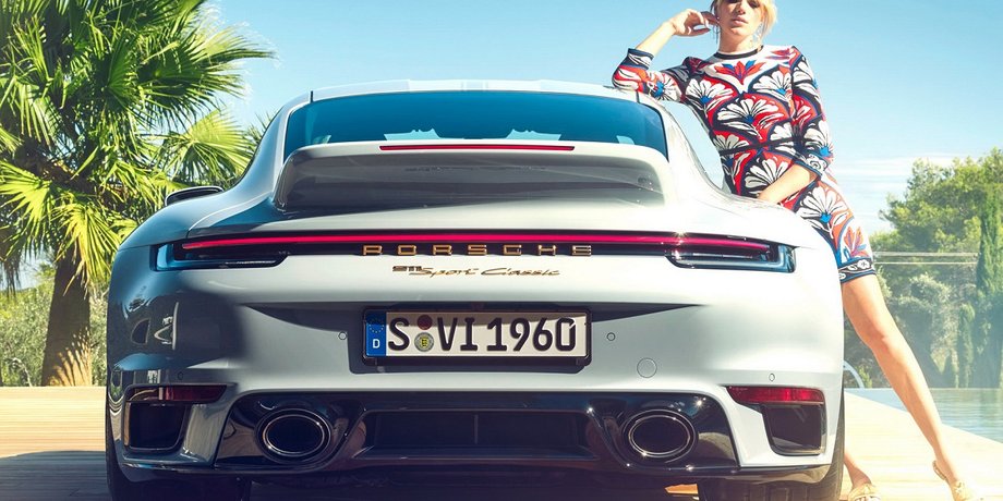 Porsche 911 Sport Classic 2022 с девушкой, девушка и Порше, девушка и Porsche 911, Porsche 911 Sport Classic 2022 вид сзади, Porsche 911 Sport Classic 2022 внешность, Porsche 911 Sport Classic 2022 дизайн