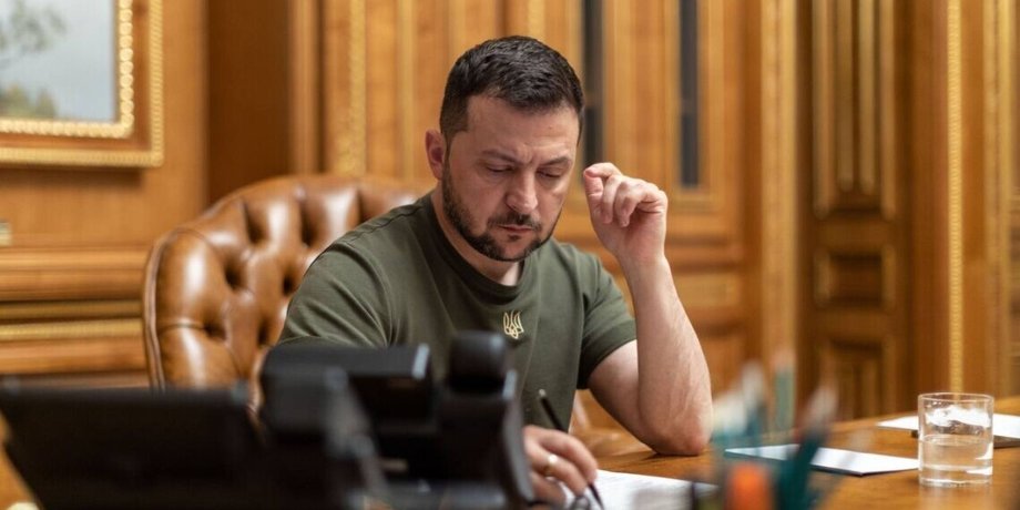 Президент Украины Владимир Зеленский подписывает указ