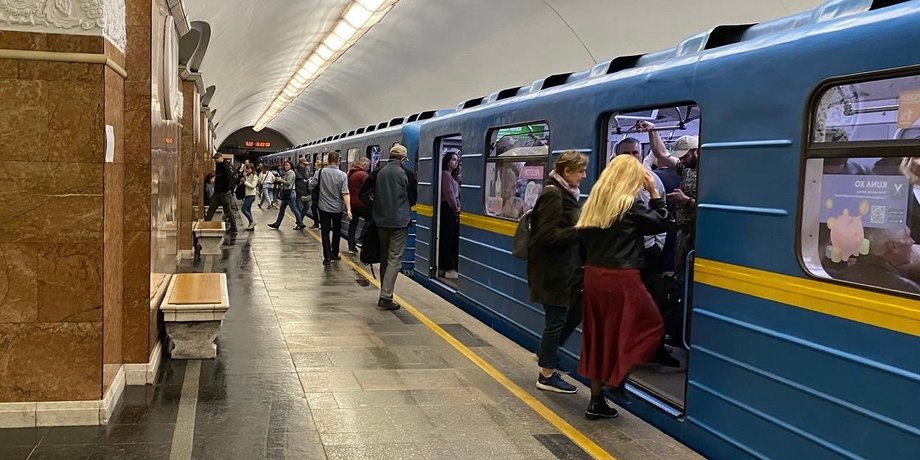 Київське метро працюватиме на годину довше Із 10 вересня у Києві зміниться графік роботи громадського транспорту