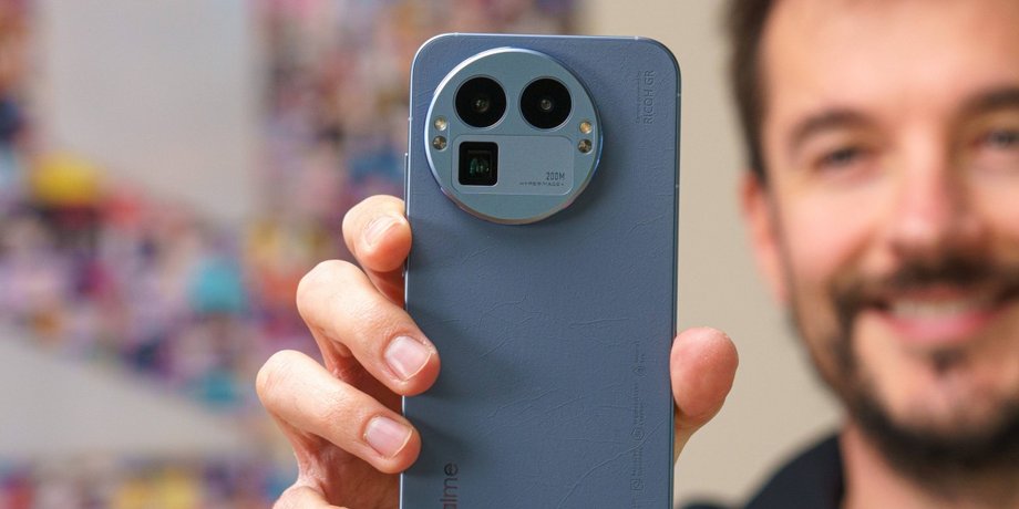 Смартфон Realme GT 8 Pro в руках у мужчины