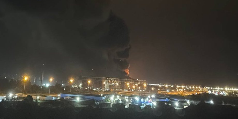 пожежа спб У РФ горить приміщення складу на 80 тис. кв.м: причетний до ключових галузей РФ (відео)
