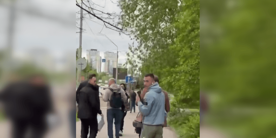 Чоловік із погрозами кинув яйце в Єрмака після засідання ВАКС