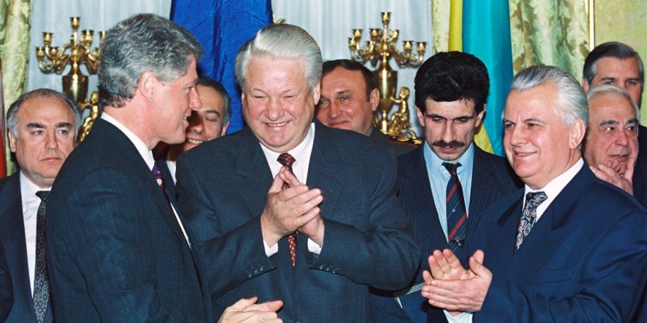 Клінтон шкодує про ядерне роззброєння України