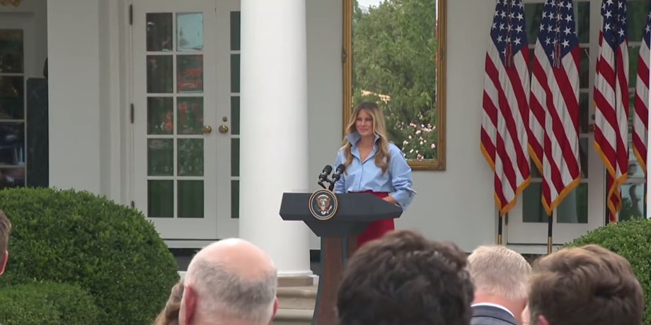 Мелания Трамп во время выступления у Белого дома 20 августа