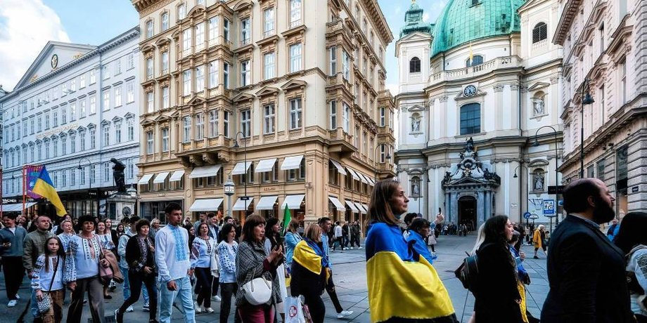 Колонна людей на митинге в поддержку Украины в Австрии