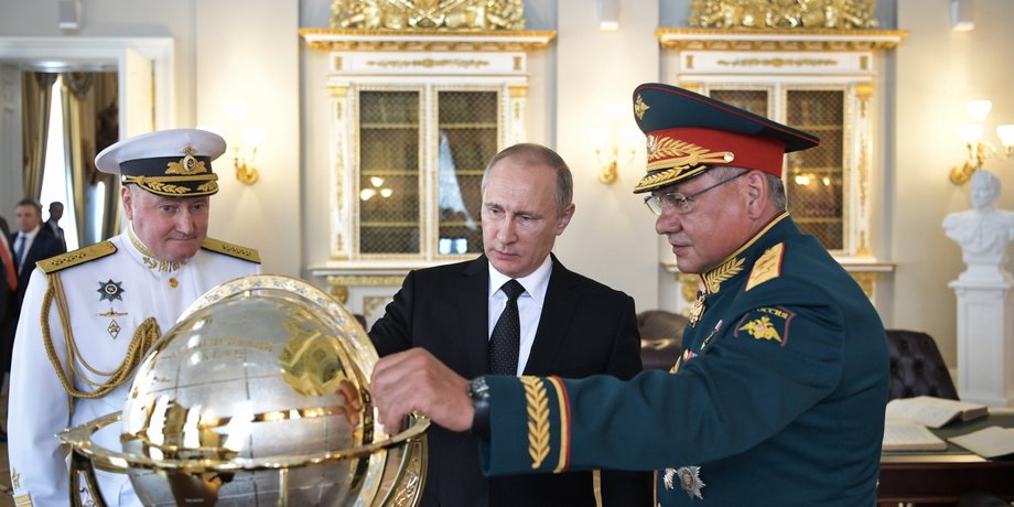 Владимир Путин, Сергей Шойгу, глобус