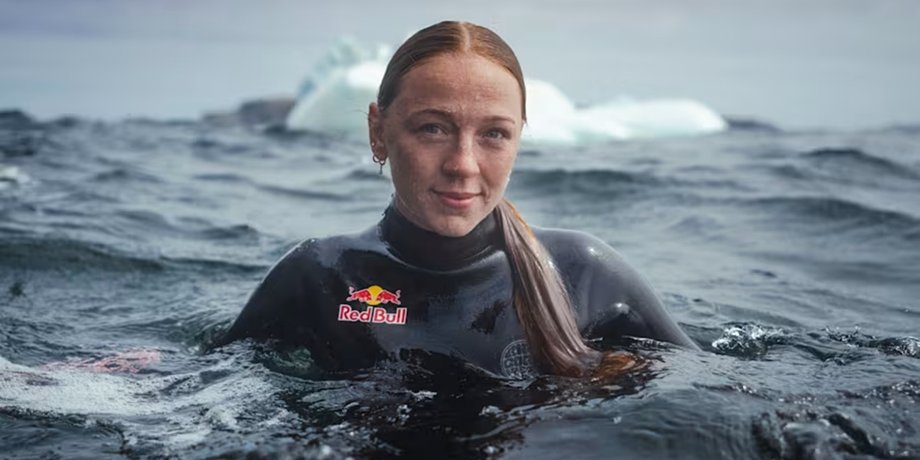 Моллі Карлсон стрибнула з 15-метрового айсберга у воду температурою близько +1 °C біля узбережжя Ньюфаундленду