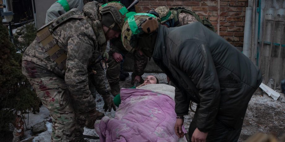 Бойцы 93-й ОМБр "Холодный Яр" спасают жизнь гражданскому