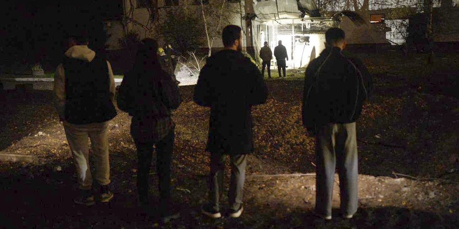 фото вирви біля гуртожитку ДТЕУ у Києві післяу удару балістики 26 жовтня