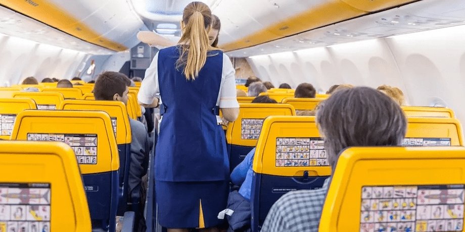 Видео Ryanair, пассажир на полу, сон в самолете, Ryanair, TikTok, уснул в самолете, турбулентность, опасный сон, на борту, поза сна, Ryanair скандал