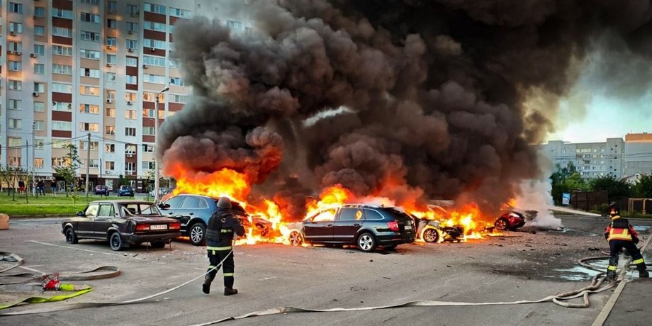 фото палаючих автомобілів після удару РФ 28 серпня