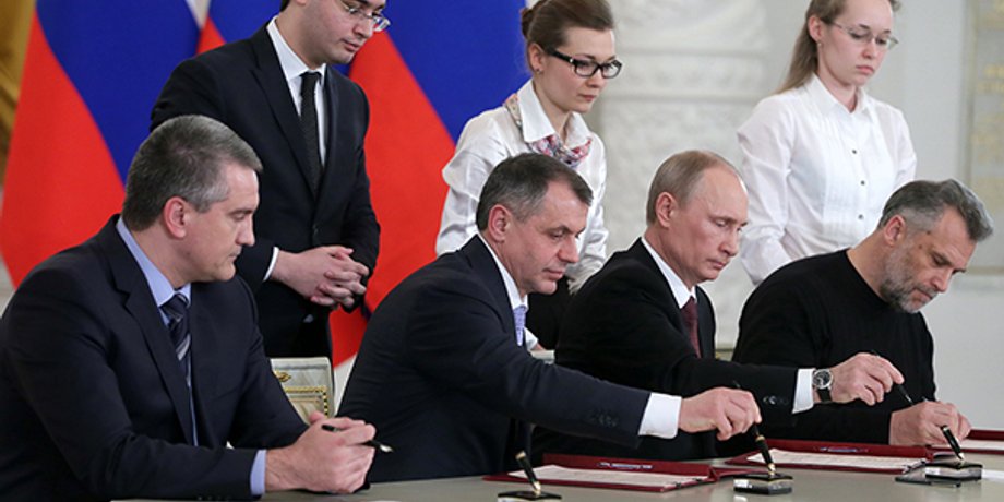 Владимир Путин и лжевласти Крыма "узаконили" аннексию / Фото: ИТАР-ТАСС