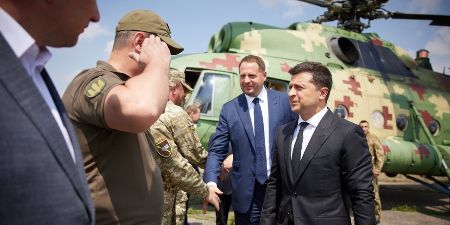 Владимир Зеленский и Андрей Ермак на фоне вертолета