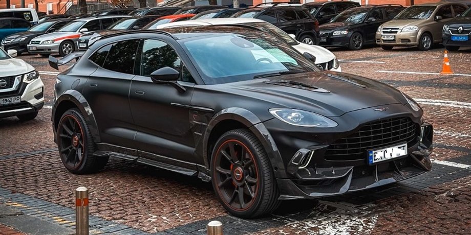 Aston Martin DBX 2023 — в Киеве заметили заряженный премиум-кроссовер