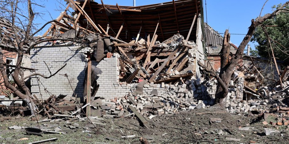 Пошкоджено щонайменше три п'ятиповерхівки, дві двоповерхівки та 20 приватних будинків